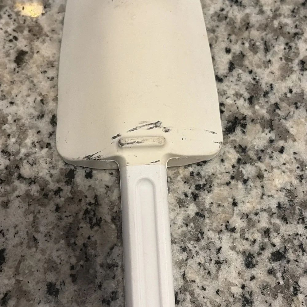 Rubbermaid Commercial FG-1963-00-0000 13.5 in High Heat Scraper White